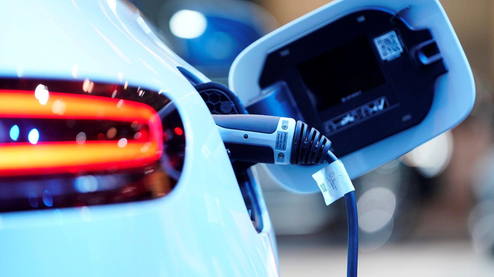 Electric Cars and Insurance: What Drivers Need to Know in 2025